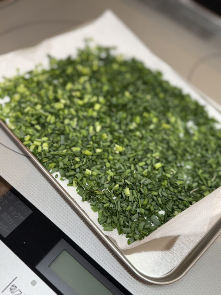 刻んだ九条ネギをキッチンペーパーでパラパラに冷凍する方法